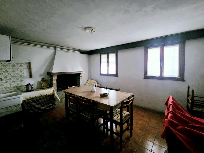 A Cinto Euganeo, in una posizione comoda e centrale, proponiamo in vendita abitazione singola, co...