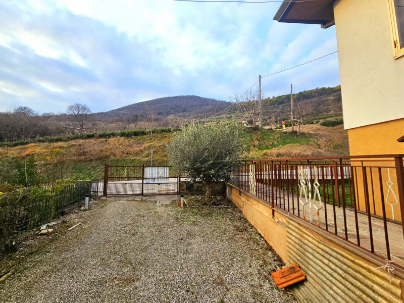 A Cinto Euganeo, in una posizione comoda e centrale, proponiamo in vendita abitazione singola, co...