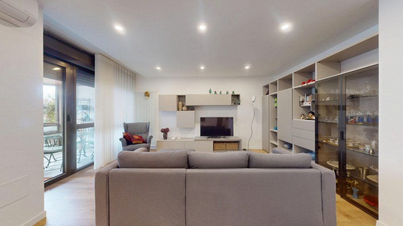 Proponiamo in affitto un luminoso appartamento di 119 mq situato al quinto piano di un palazzo si...