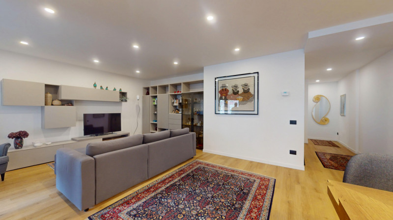 Proponiamo in affitto un luminoso appartamento di 119 mq situato al quinto piano di un palazzo si...