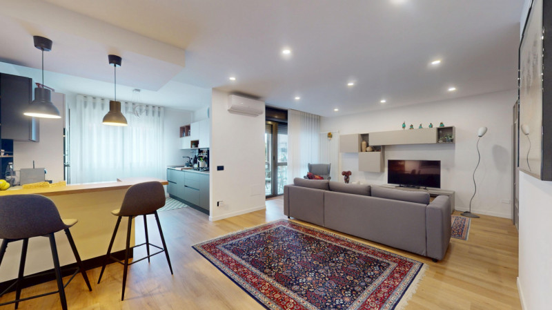 Proponiamo in affitto un luminoso appartamento di 119 mq situato al quinto piano di un palazzo si...