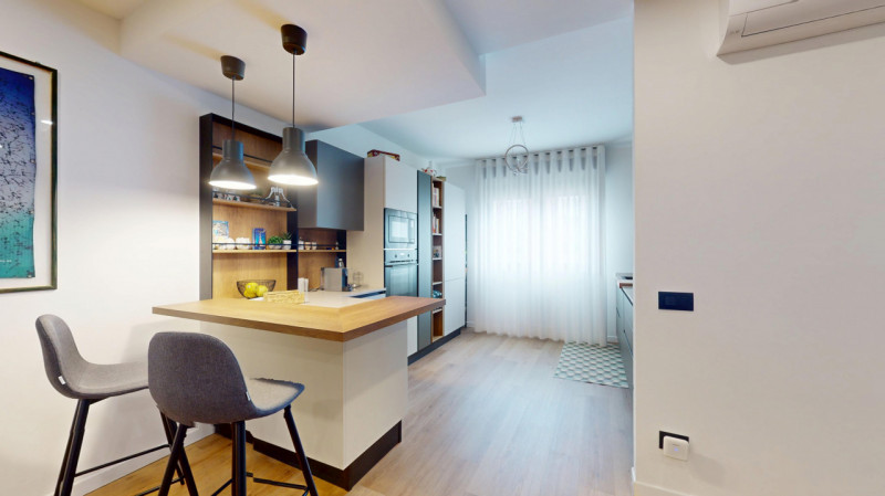 Proponiamo in affitto un luminoso appartamento di 119 mq situato al quinto piano di un palazzo si...