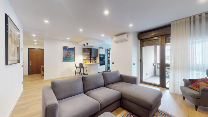 Proponiamo in affitto un luminoso appartamento di 119 mq situato al quinto piano di un palazzo si...