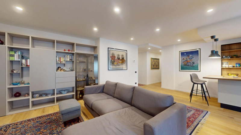 Proponiamo in affitto un luminoso appartamento di 119 mq situato al quinto piano di un palazzo si...