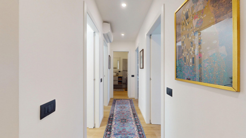 Proponiamo in affitto un luminoso appartamento di 119 mq situato al quinto piano di un palazzo si...