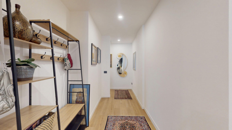 Proponiamo in affitto un luminoso appartamento di 119 mq situato al quinto piano di un palazzo si...