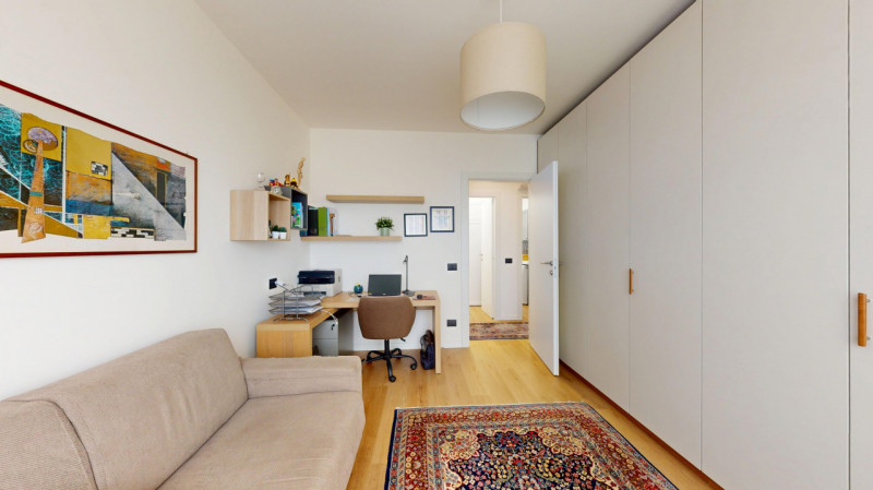 Proponiamo in affitto un luminoso appartamento di 119 mq situato al quinto piano di un palazzo si...