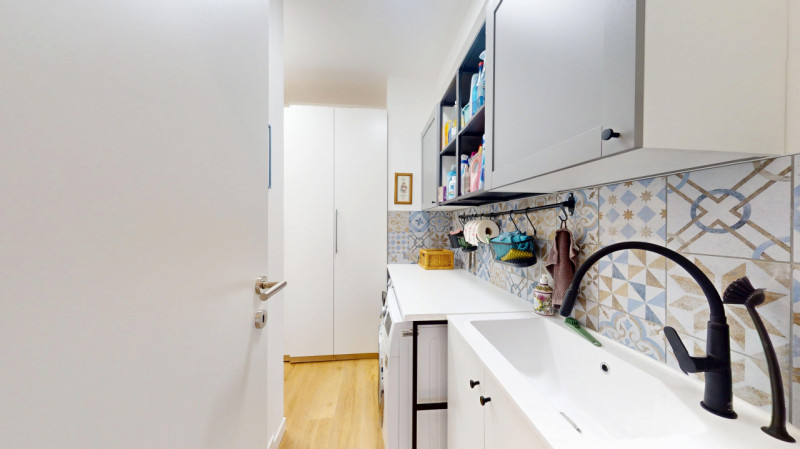 Proponiamo in affitto un luminoso appartamento di 119 mq situato al quinto piano di un palazzo si...