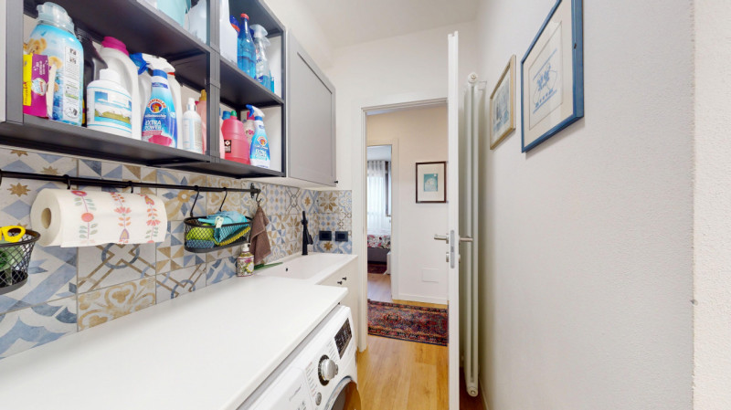 Proponiamo in affitto un luminoso appartamento di 119 mq situato al quinto piano di un palazzo si...