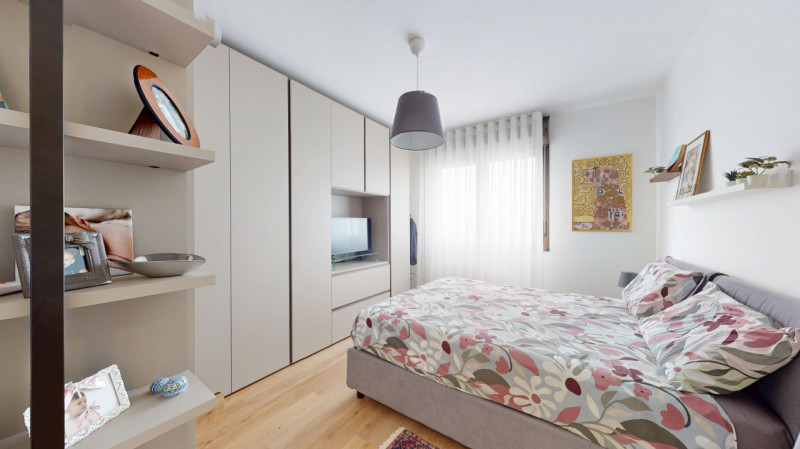 Proponiamo in affitto un luminoso appartamento di 119 mq situato al quinto piano di un palazzo si...