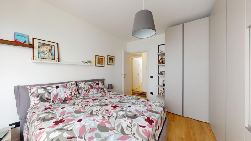 Proponiamo in affitto un luminoso appartamento di 119 mq situato al quinto piano di un palazzo si...