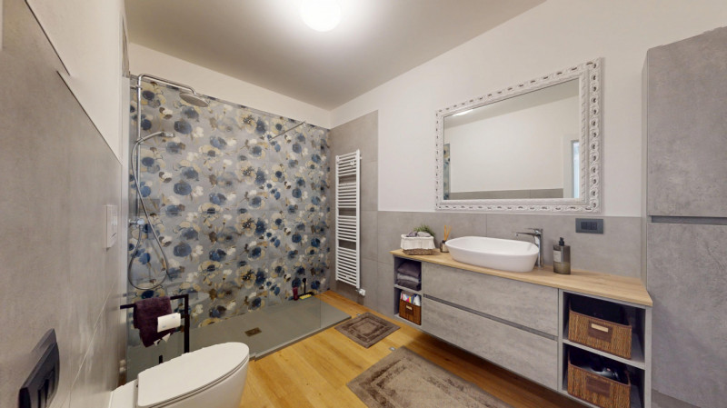 Proponiamo in affitto un luminoso appartamento di 119 mq situato al quinto piano di un palazzo si...