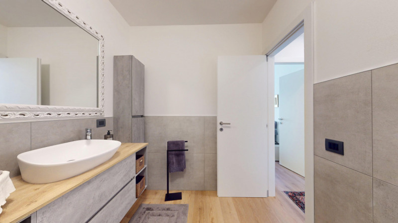 Proponiamo in affitto un luminoso appartamento di 119 mq situato al quinto piano di un palazzo si...