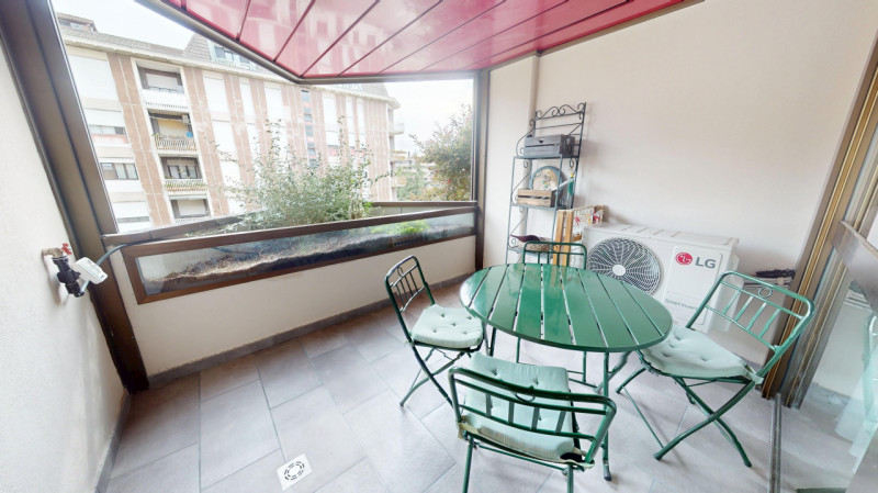 Proponiamo in affitto un luminoso appartamento di 119 mq situato al quinto piano di un palazzo si...