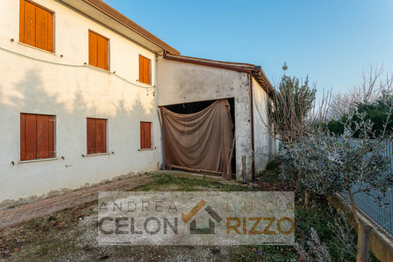 Immersa nella tranquillità della campagna di Arre, dove il tempo sembra scorrere con un ritmo più...