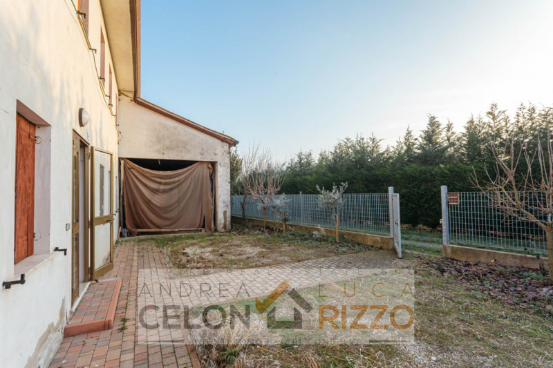 Immersa nella tranquillità della campagna di Arre, dove il tempo sembra scorrere con un ritmo più...