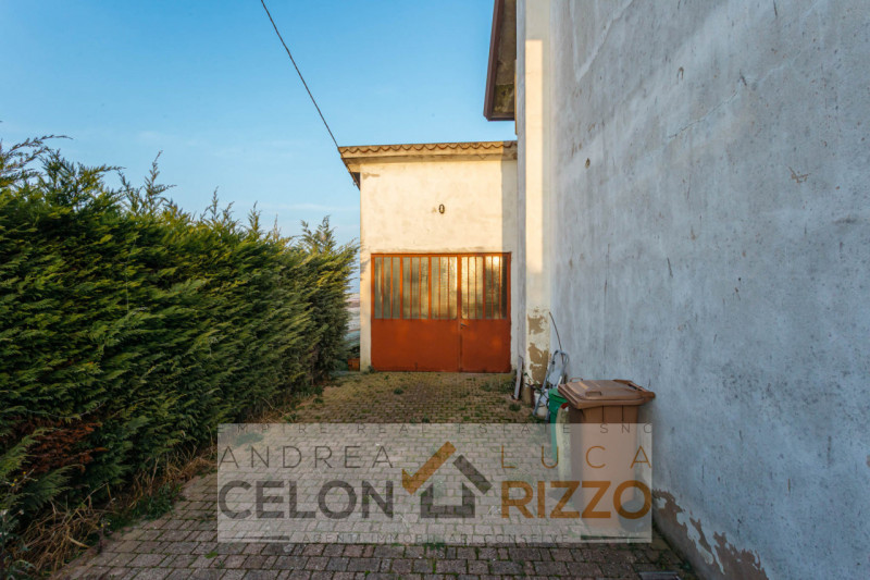 Immersa nella tranquillità della campagna di Arre, dove il tempo sembra scorrere con un ritmo più...