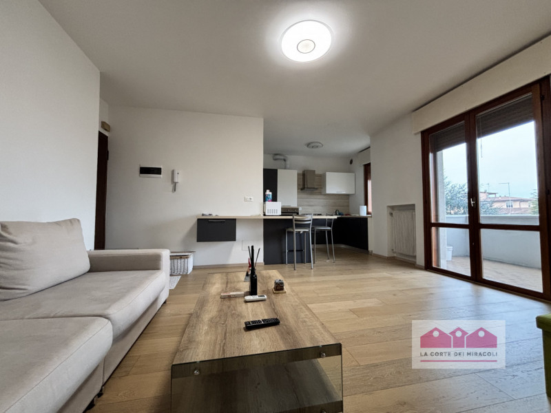 ZONA SANTA CATERINA: BICAMERE FINEMENTE ARREDATO COMPOSTO DA SOGGIORNO CON ANGOLO COTTURA, UNA CA...