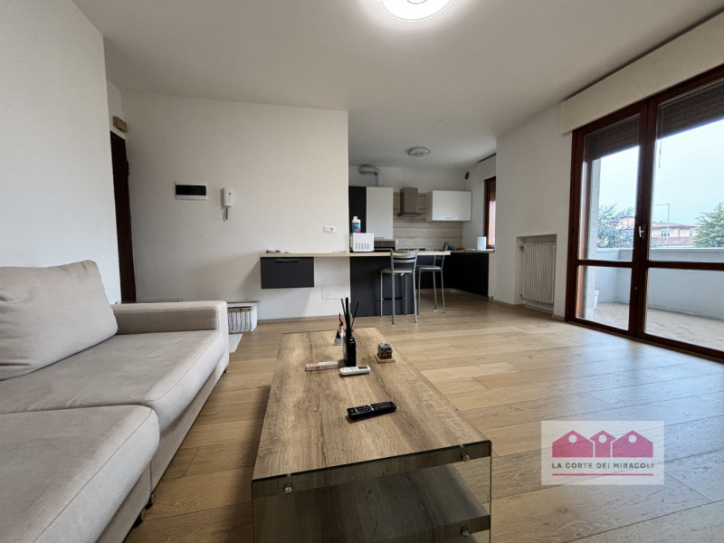 ZONA SANTA CATERINA: BICAMERE FINEMENTE ARREDATO COMPOSTO DA SOGGIORNO CON ANGOLO COTTURA, UNA CA...