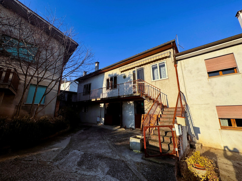 COMPOSIZIONE:
Proponiamo in vendita una bifamiliare con cortile di pertinenza.  Al piano terra tr...