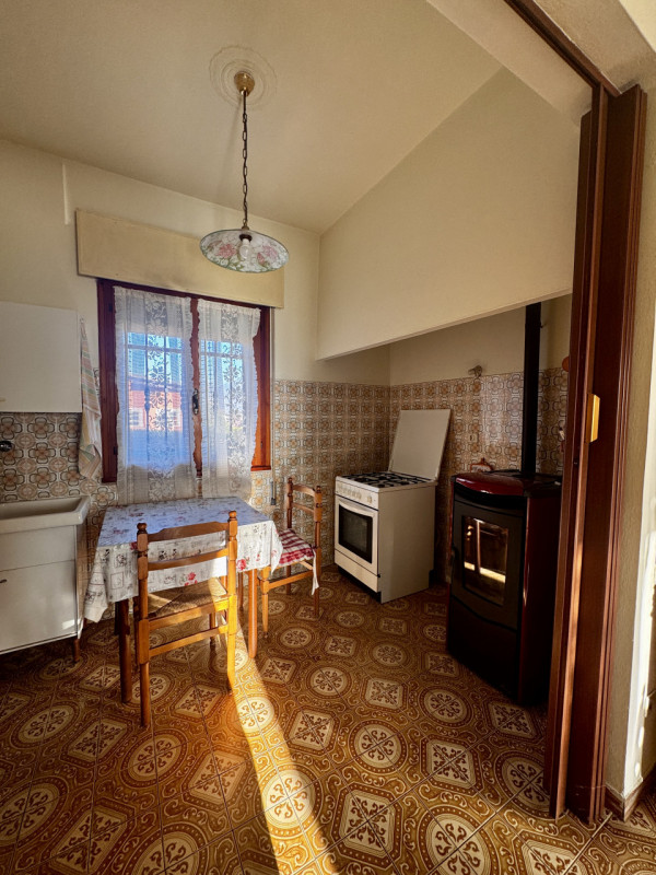 COMPOSIZIONE:
Proponiamo in vendita una bifamiliare con cortile di pertinenza.  Al piano terra tr...