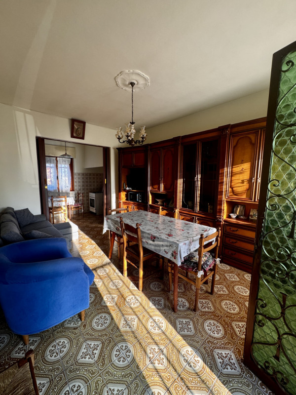 COMPOSIZIONE:
Proponiamo in vendita una bifamiliare con cortile di pertinenza.  Al piano terra tr...