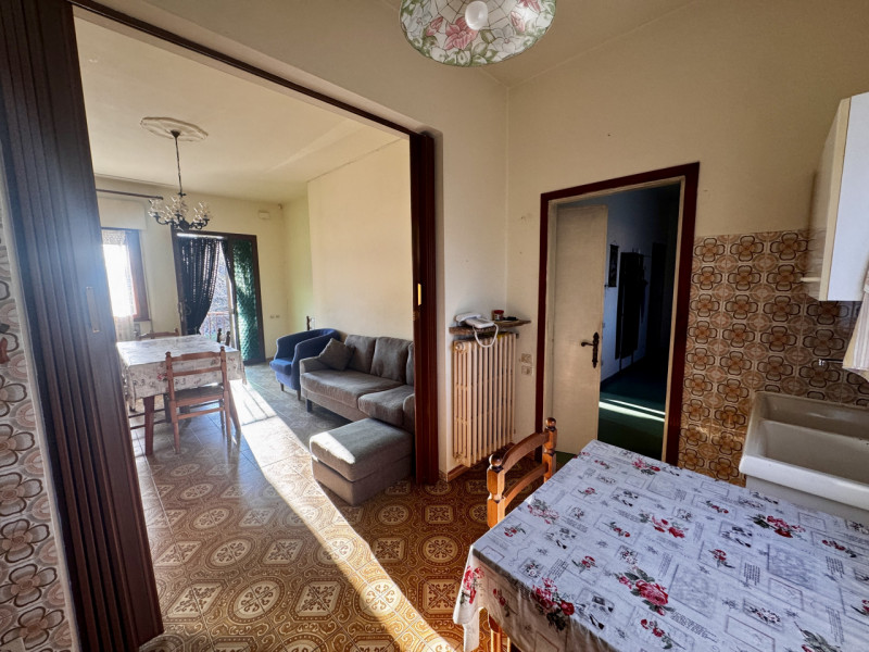 COMPOSIZIONE:
Proponiamo in vendita una bifamiliare con cortile di pertinenza.  Al piano terra tr...