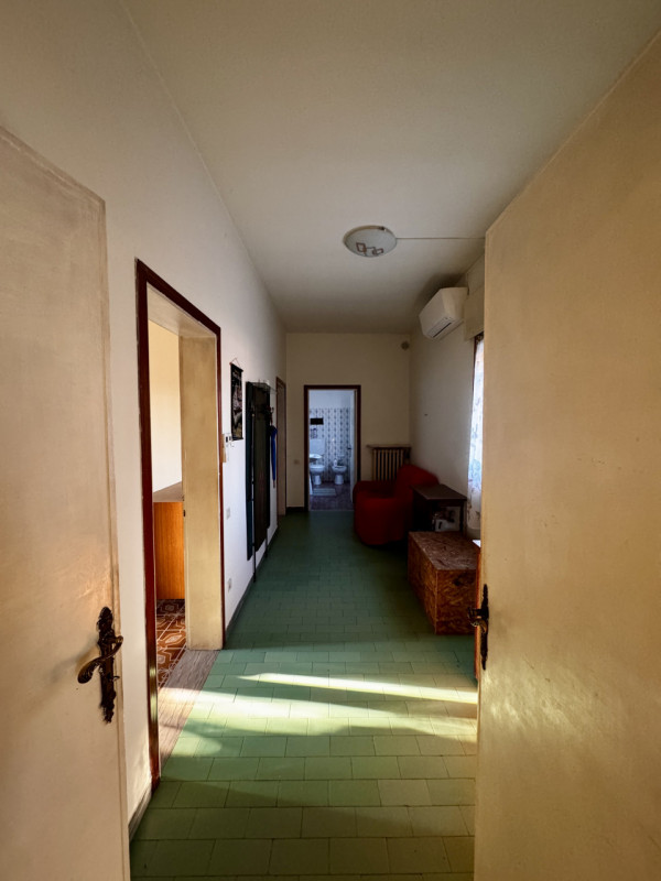 COMPOSIZIONE:
Proponiamo in vendita una bifamiliare con cortile di pertinenza.  Al piano terra tr...