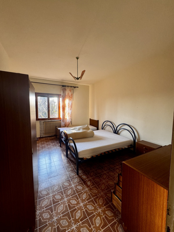 COMPOSIZIONE:
Proponiamo in vendita una bifamiliare con cortile di pertinenza.  Al piano terra tr...