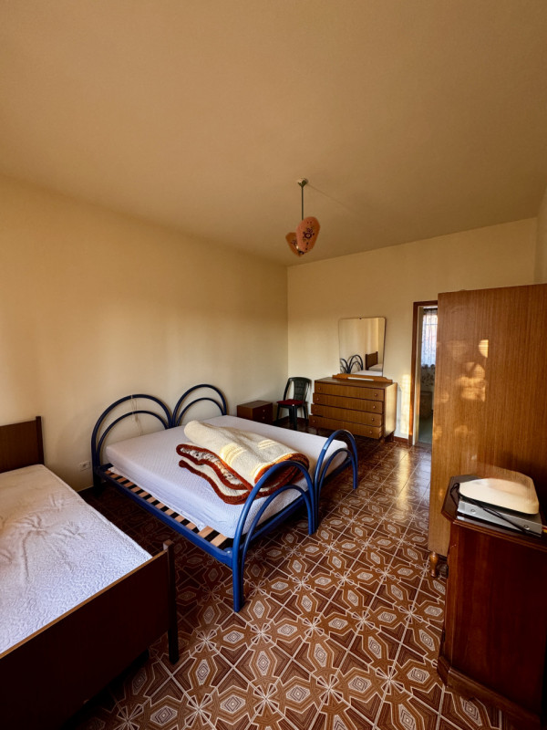 COMPOSIZIONE:
Proponiamo in vendita una bifamiliare con cortile di pertinenza.  Al piano terra tr...