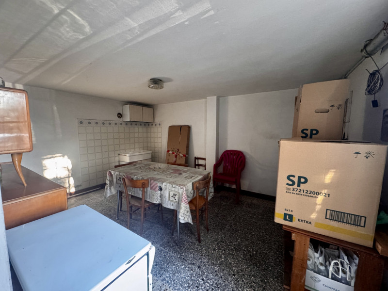 COMPOSIZIONE:
Proponiamo in vendita una bifamiliare con cortile di pertinenza.  Al piano terra tr...