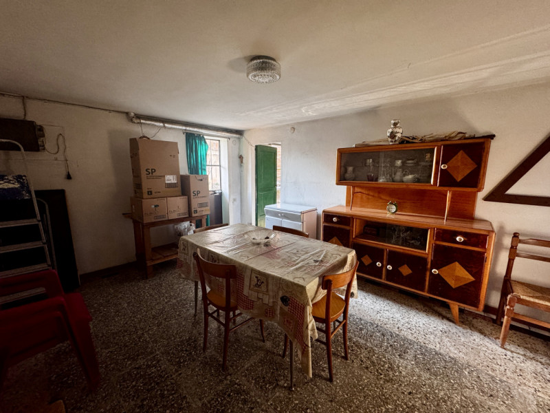 COMPOSIZIONE:
Proponiamo in vendita una bifamiliare con cortile di pertinenza.  Al piano terra tr...