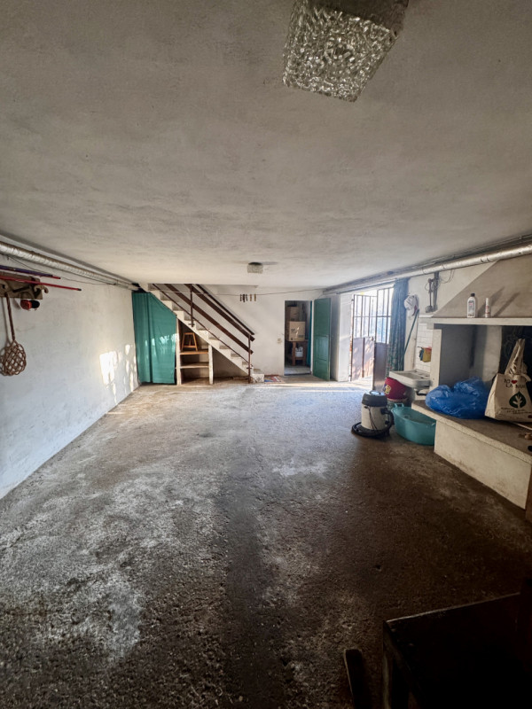 COMPOSIZIONE:
Proponiamo in vendita una bifamiliare con cortile di pertinenza.  Al piano terra tr...