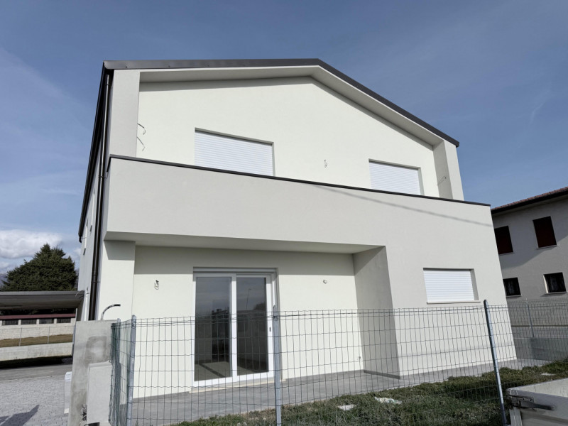 (Per INFO Fabrizio 333 7743912) Nel cuore del comune di Fonte, precisamente nella tranquilla e be...