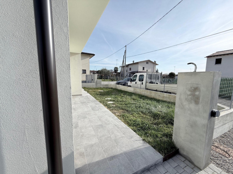 (Per INFO Fabrizio 333 7743912) Nel cuore del comune di Fonte, precisamente nella tranquilla e be...