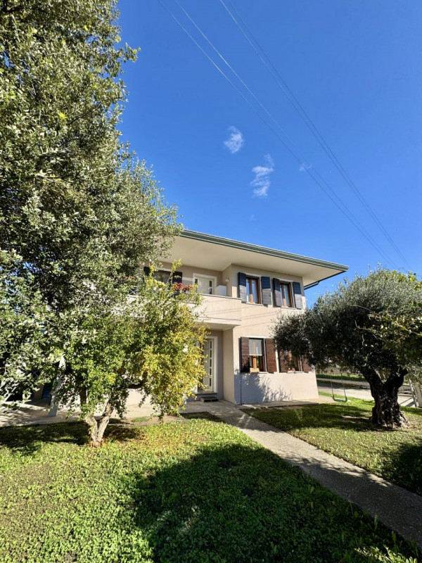 COMPOSIZIONE:
Proponiamo in affitto un appartamento al piano terra inserito in una soluzione comp...