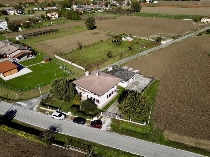 COMPOSIZIONE:
Proponiamo in affitto un appartamento al piano terra inserito in una soluzione comp...