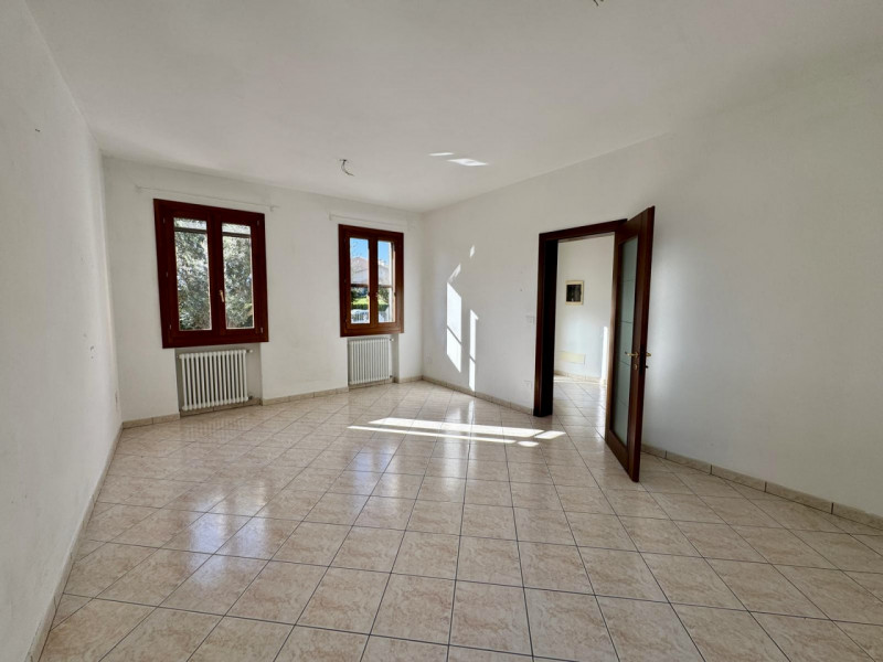 COMPOSIZIONE:
Proponiamo in affitto un appartamento al piano terra inserito in una soluzione comp...