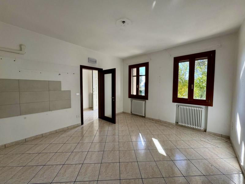 COMPOSIZIONE:
Proponiamo in affitto un appartamento al piano terra inserito in una soluzione comp...