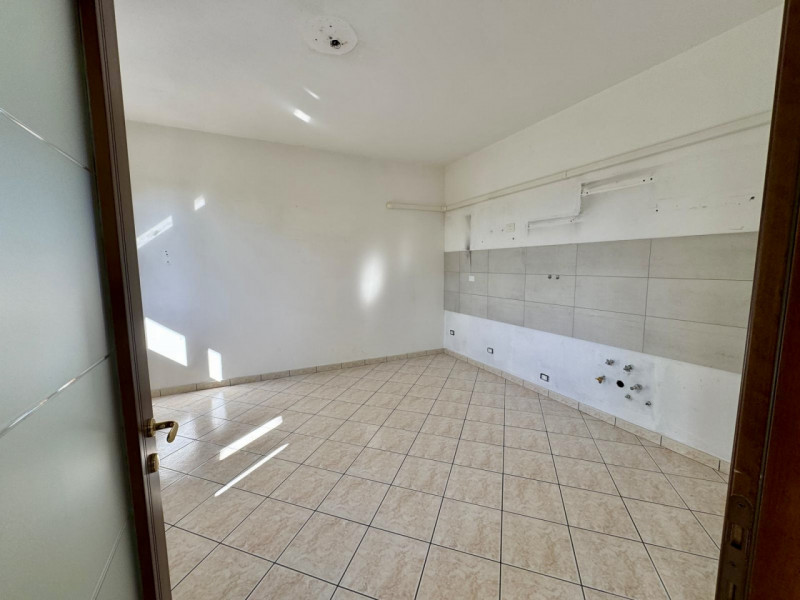 COMPOSIZIONE:
Proponiamo in affitto un appartamento al piano terra inserito in una soluzione comp...