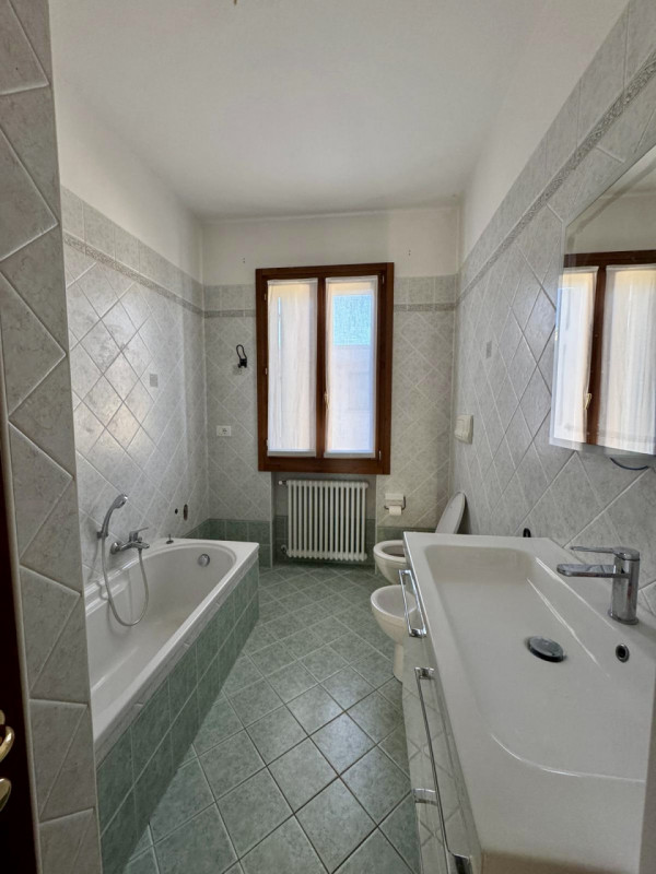 COMPOSIZIONE:
Proponiamo in affitto un appartamento al piano terra inserito in una soluzione comp...