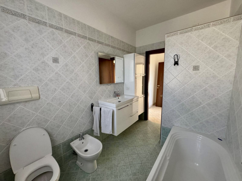 COMPOSIZIONE:
Proponiamo in affitto un appartamento al piano terra inserito in una soluzione comp...