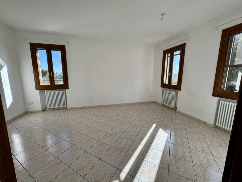 COMPOSIZIONE:
Proponiamo in affitto un appartamento al piano terra inserito in una soluzione comp...