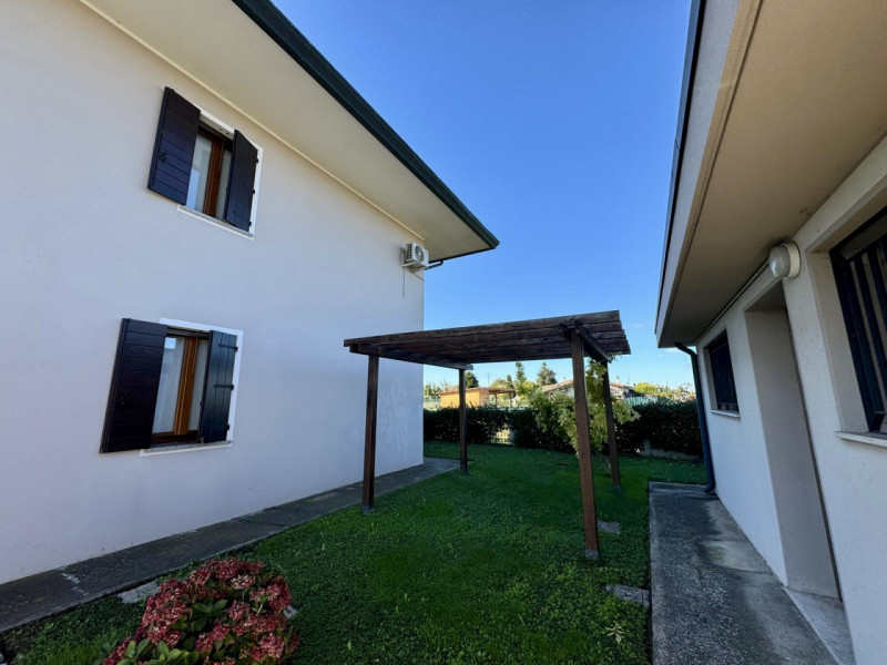 COMPOSIZIONE:
Proponiamo in affitto un appartamento al piano terra inserito in una soluzione comp...