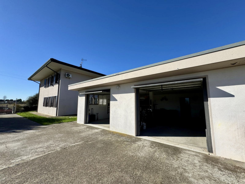 COMPOSIZIONE:
Proponiamo in affitto un appartamento al piano terra inserito in una soluzione comp...