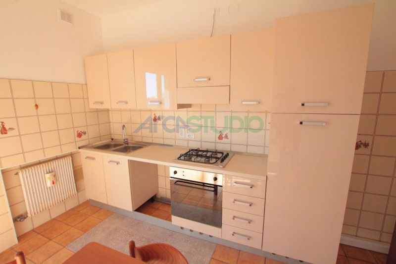 Caldogno - Rettorgole: posto in zona tranquilla con vista sul verde, proponiamo in locazione un a...