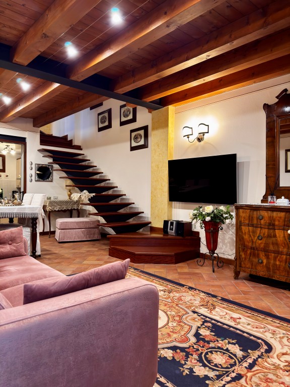 COMPOSIZIONE:
Proponiamo in vendita elegante villetta a schiera, ubicata in una delle vie più rin...