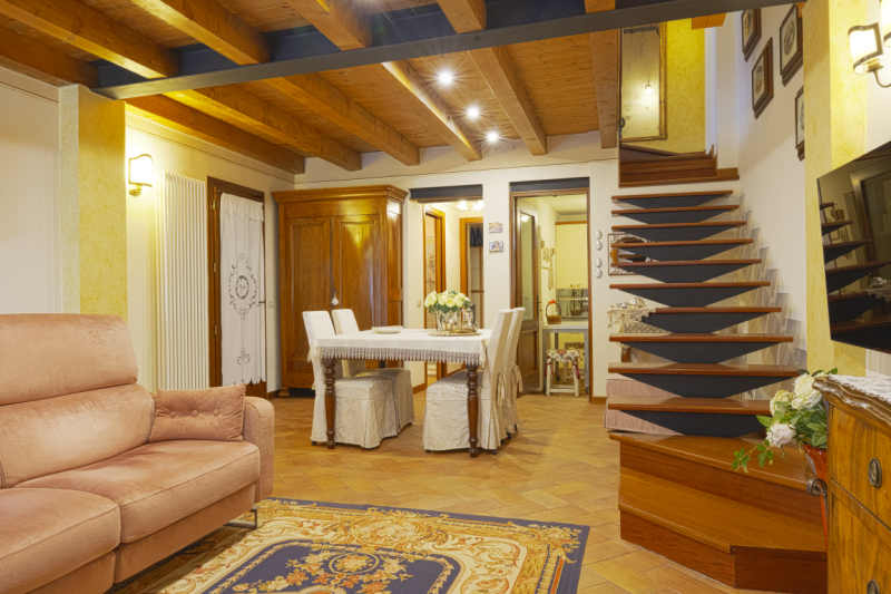 COMPOSIZIONE:
Proponiamo in vendita elegante villetta a schiera, ubicata in una delle vie più rin...