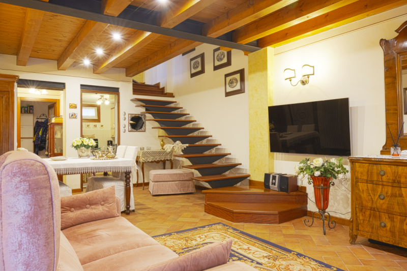 COMPOSIZIONE:
Proponiamo in vendita elegante villetta a schiera, ubicata in una delle vie più rin...