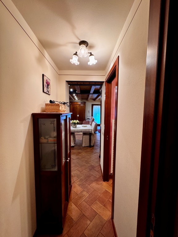 COMPOSIZIONE:
Proponiamo in vendita elegante villetta a schiera, ubicata in una delle vie più rin...